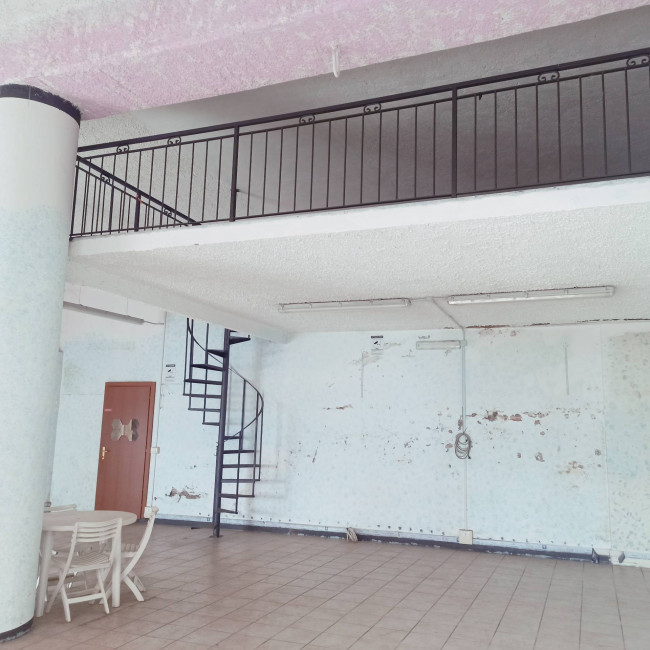 Locale commerciale in affitto a Soriano nel Cimino