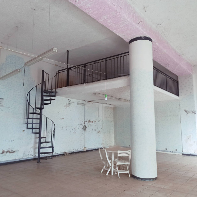 Locale commerciale in affitto a Soriano nel Cimino