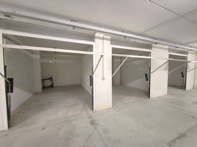 Box o garage in vendita a Amelia