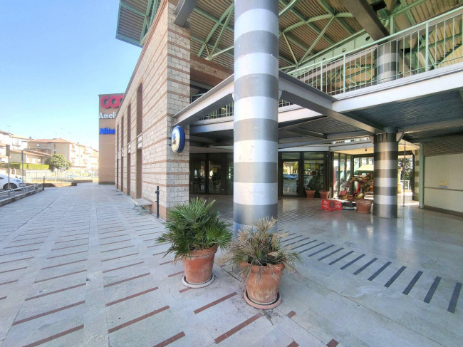 Locale commerciale in affitto a Amelia