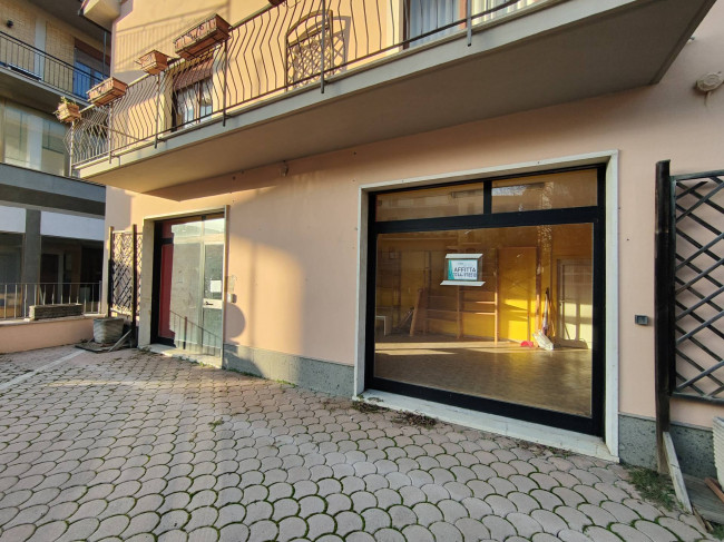 Locale commerciale in affitto a Amelia