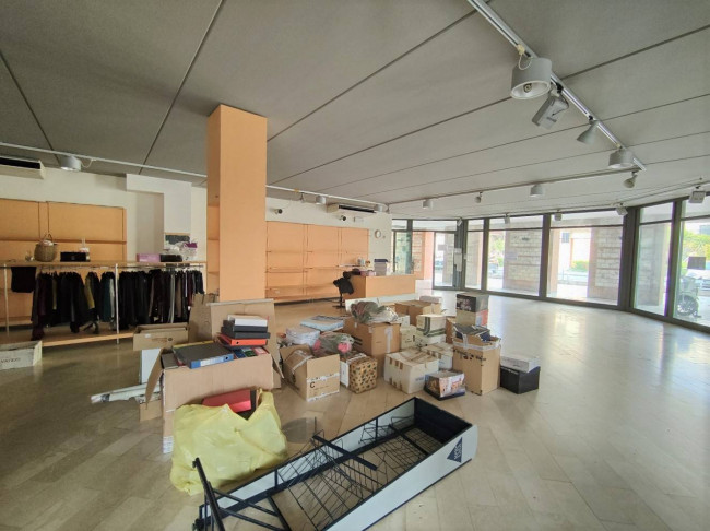 Locale commerciale in vendita a Amelia