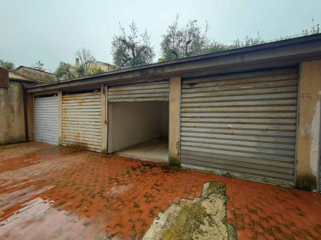 Box o garage in vendita a Amelia