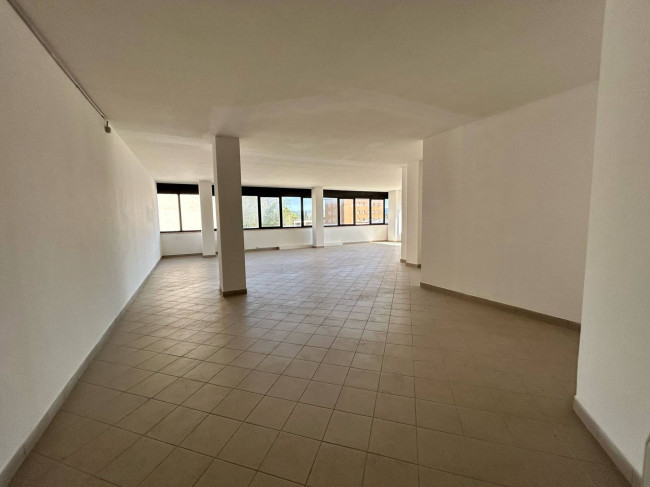 Locale commerciale in vendita a Orte