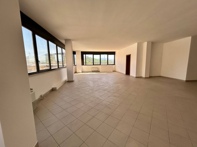 Locale commerciale in affitto a Orte