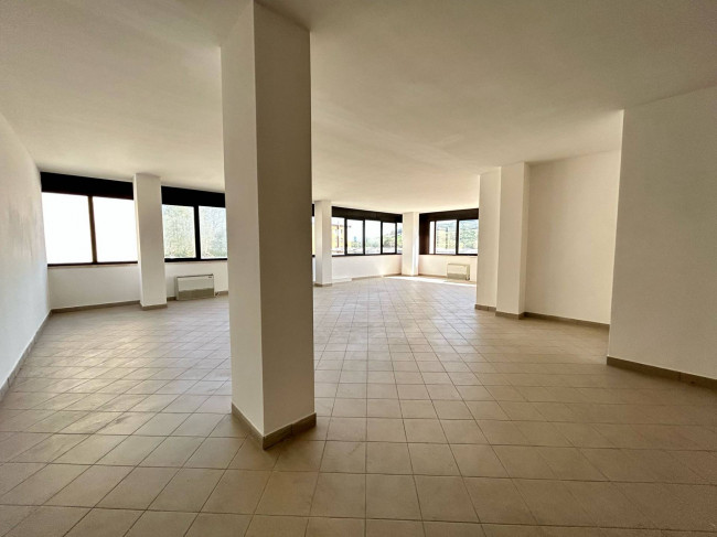 Locale commerciale in affitto a Orte