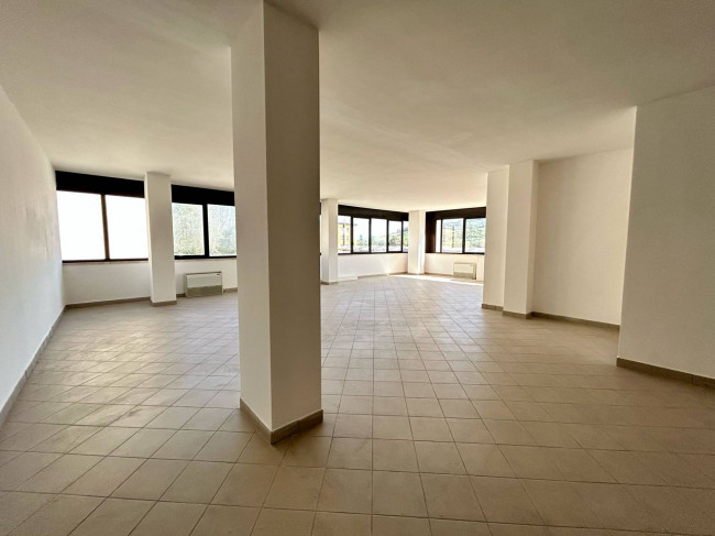 Locale commerciale in affitto a Orte