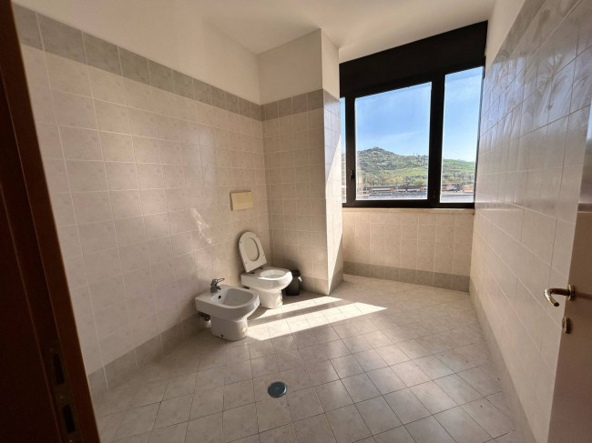 Locale commerciale in affitto a Orte