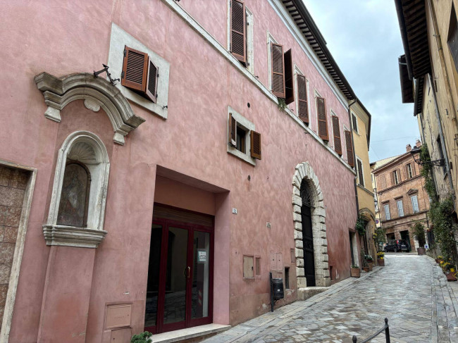 Locale commerciale in affitto a Amelia