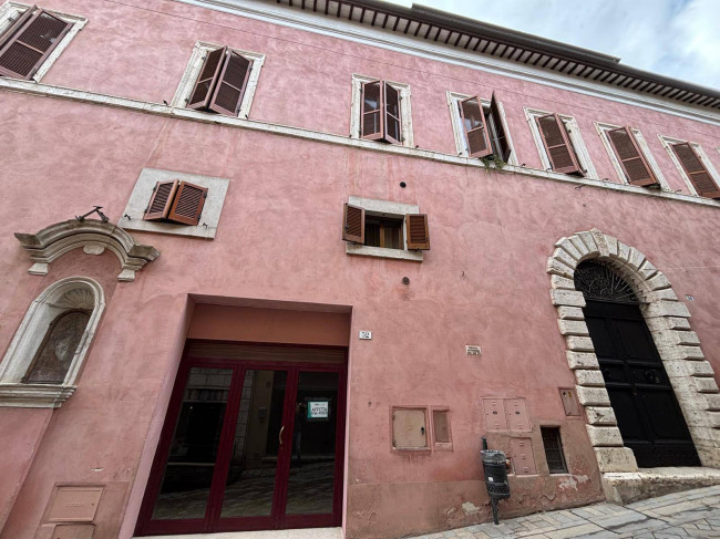 Locale commerciale in affitto a Amelia