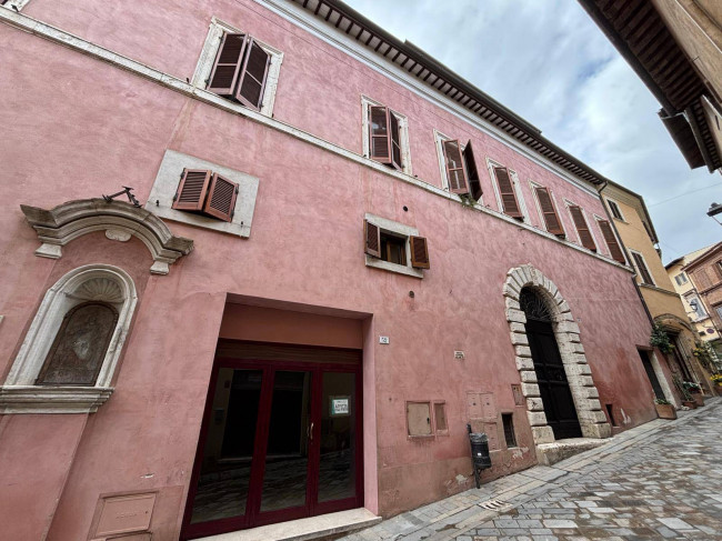 Locale commerciale in affitto a Amelia