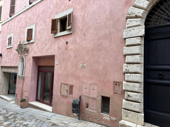 Locale commerciale in affitto a Amelia
