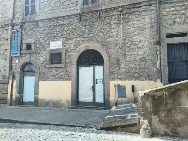 Locale commerciale in affitto a Soriano nel Cimino