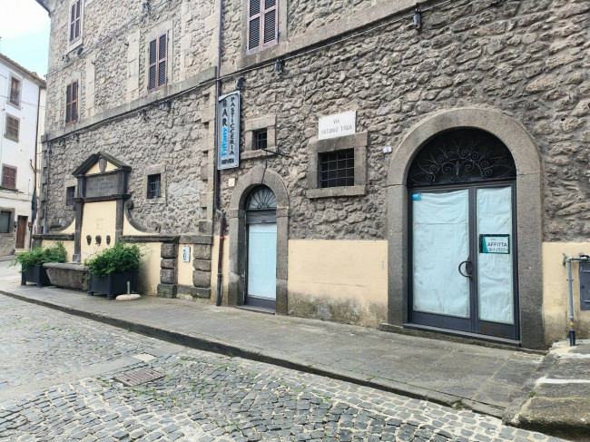 Locale commerciale in affitto a Soriano nel Cimino