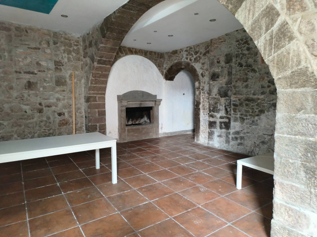 Locale commerciale in affitto a Soriano nel Cimino