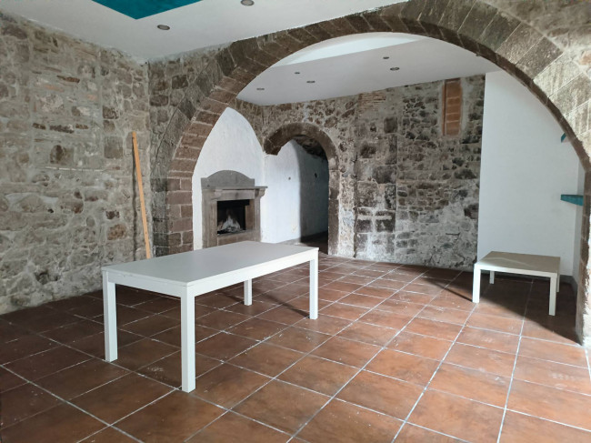 Locale commerciale in affitto a Soriano nel Cimino