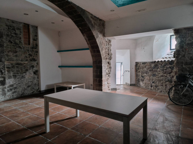 Locale commerciale in affitto a Soriano nel Cimino