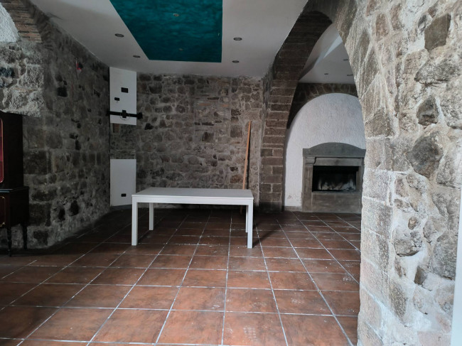 Locale commerciale in affitto a Soriano nel Cimino