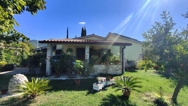 Villa in vendita a Montecchio