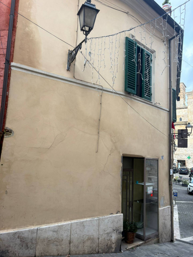 Locale commerciale in affitto a Narni