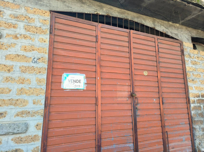 Locale commerciale in vendita a Vallerano