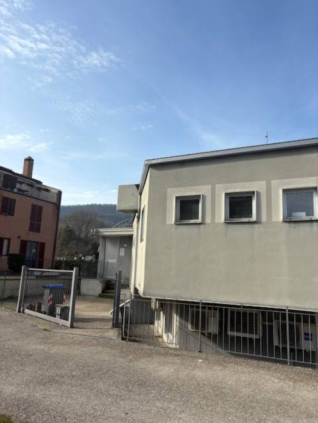 Locale commerciale in vendita a Narni