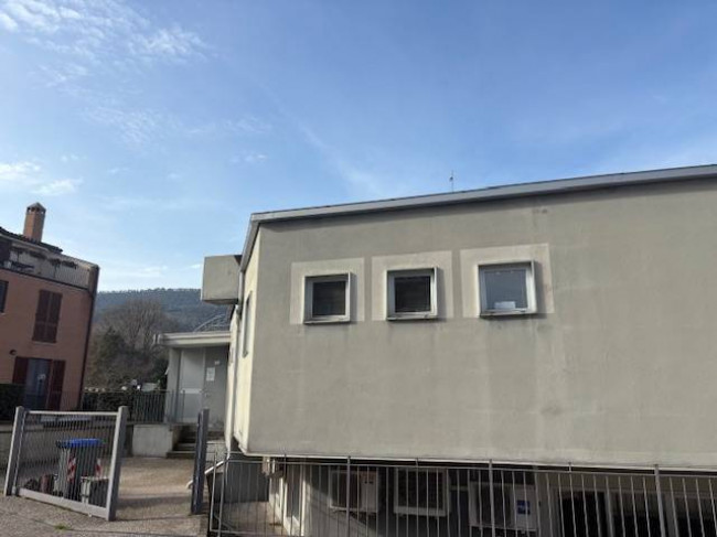 Locale commerciale in vendita a Narni