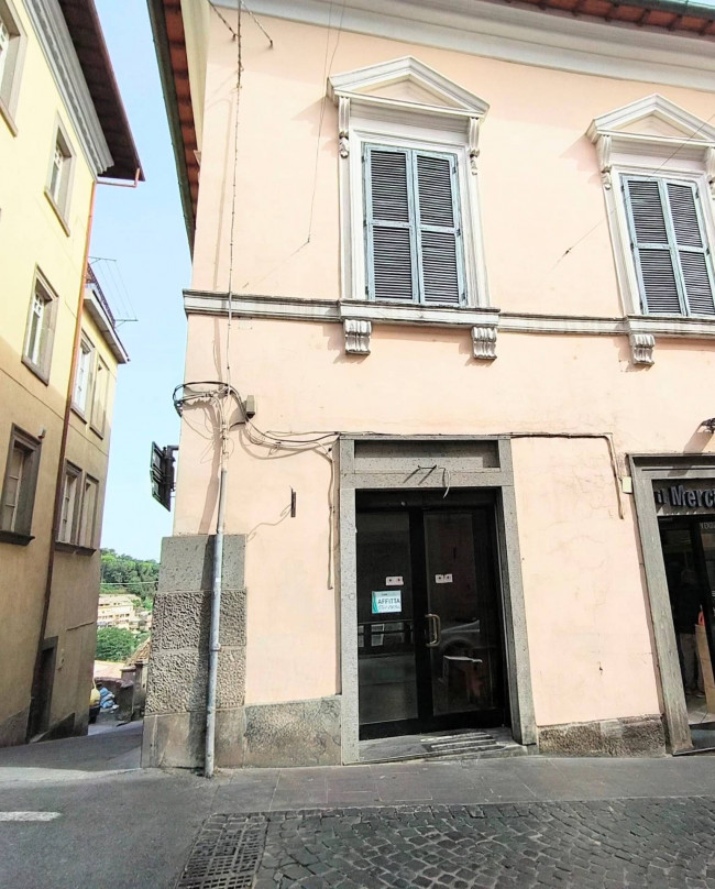 Locale commerciale in affitto a Soriano nel Cimino