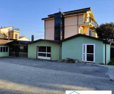 Locale commerciale in affitto a Amelia