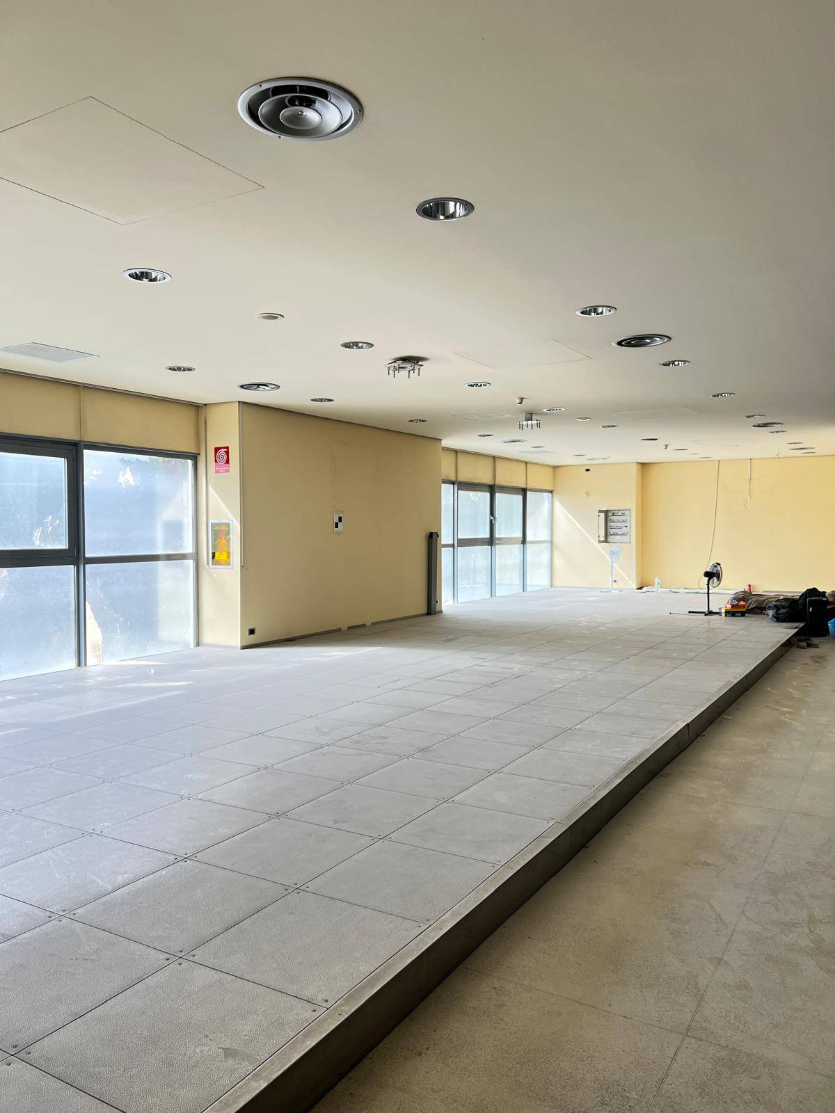 Locale commerciale in affitto/vendita a Curno