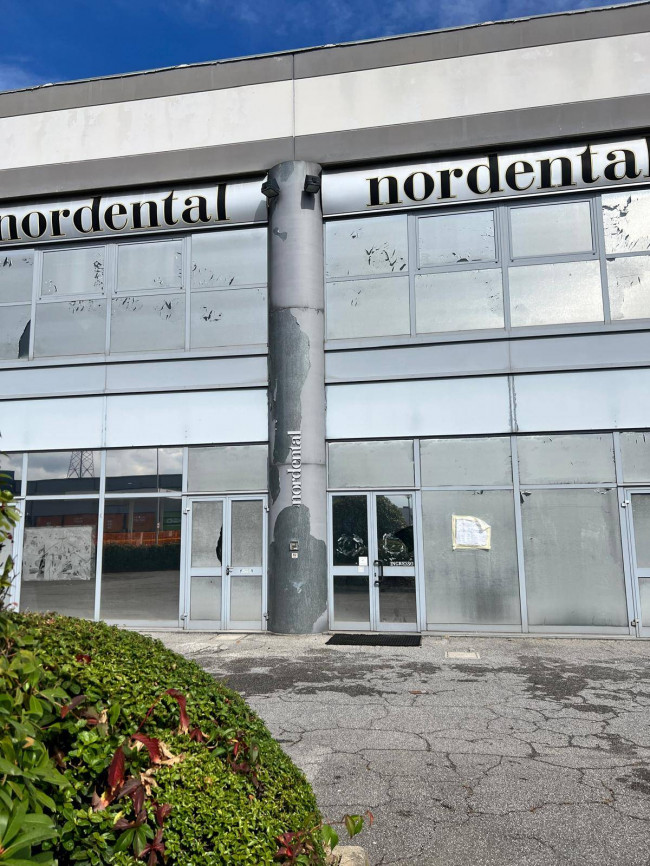 Locale commerciale in affitto/vendita a Curno