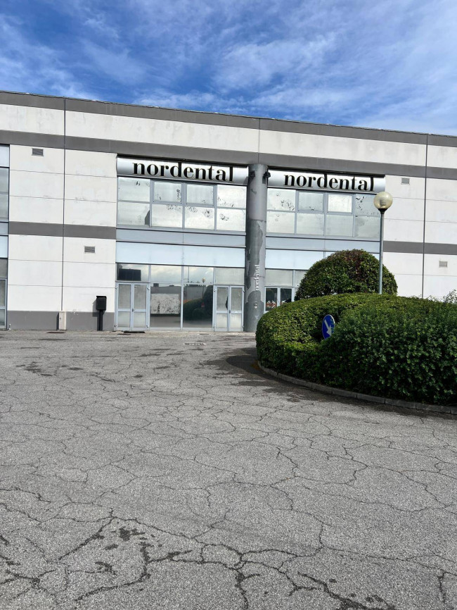 Locale commerciale in affitto/vendita a Curno