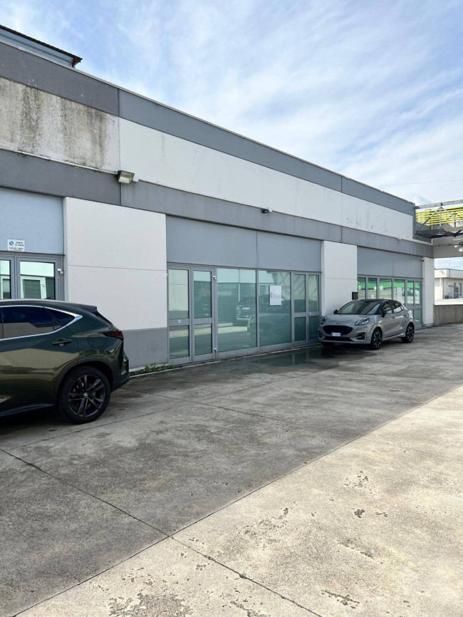 Locale commerciale in affitto/vendita a Curno