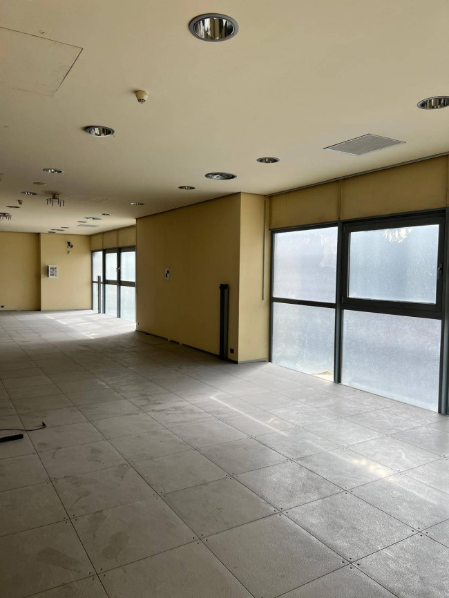 Locale commerciale in affitto/vendita a Curno