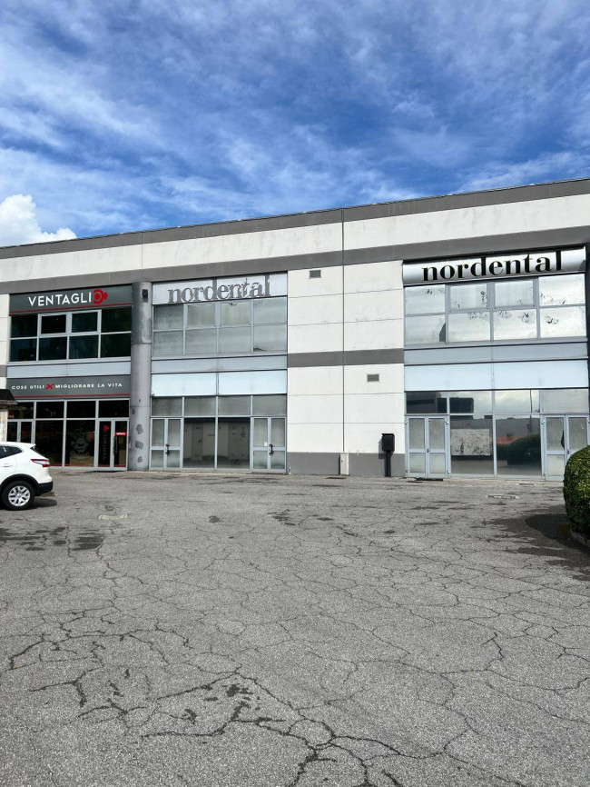 Locale commerciale in affitto/vendita a Curno