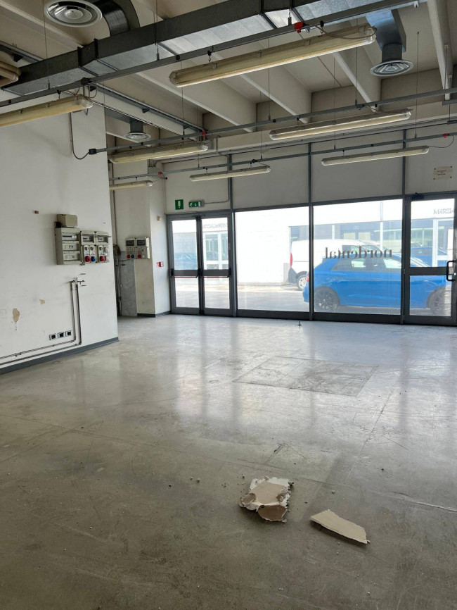 Locale commerciale in affitto/vendita a Curno