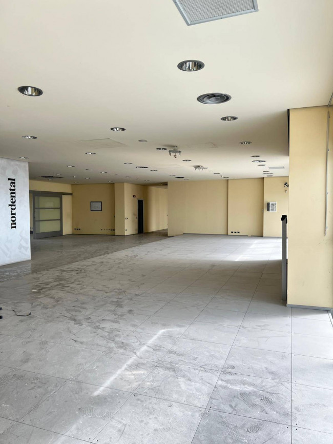 Locale commerciale in affitto/vendita a Curno