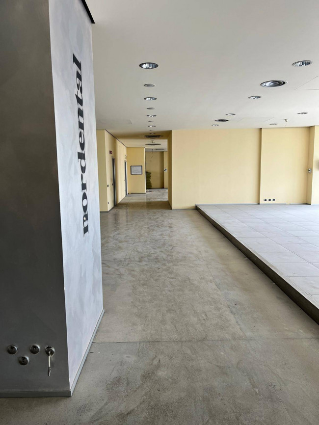 Locale commerciale in affitto/vendita a Curno