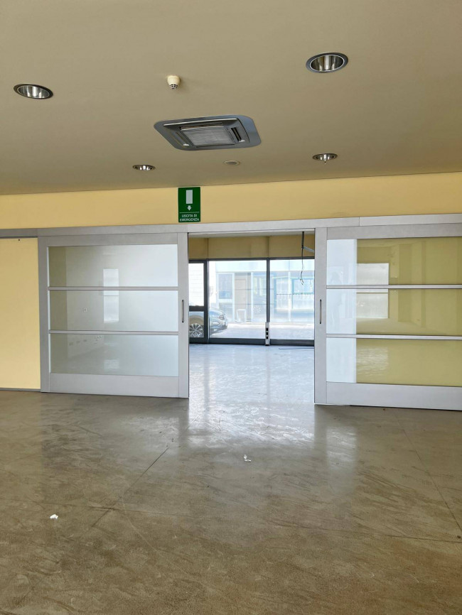 Locale commerciale in affitto/vendita a Curno