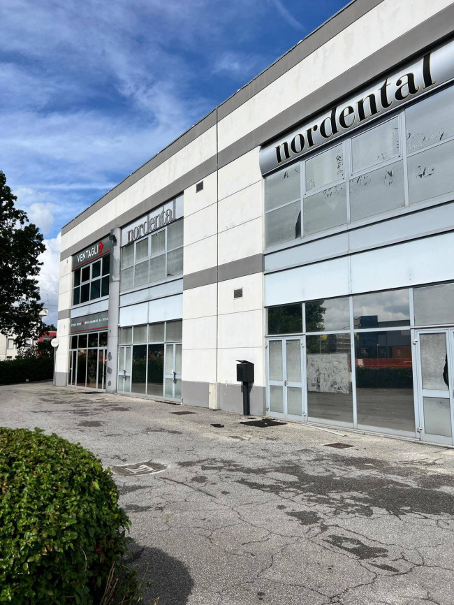 Locale commerciale in affitto/vendita a Curno