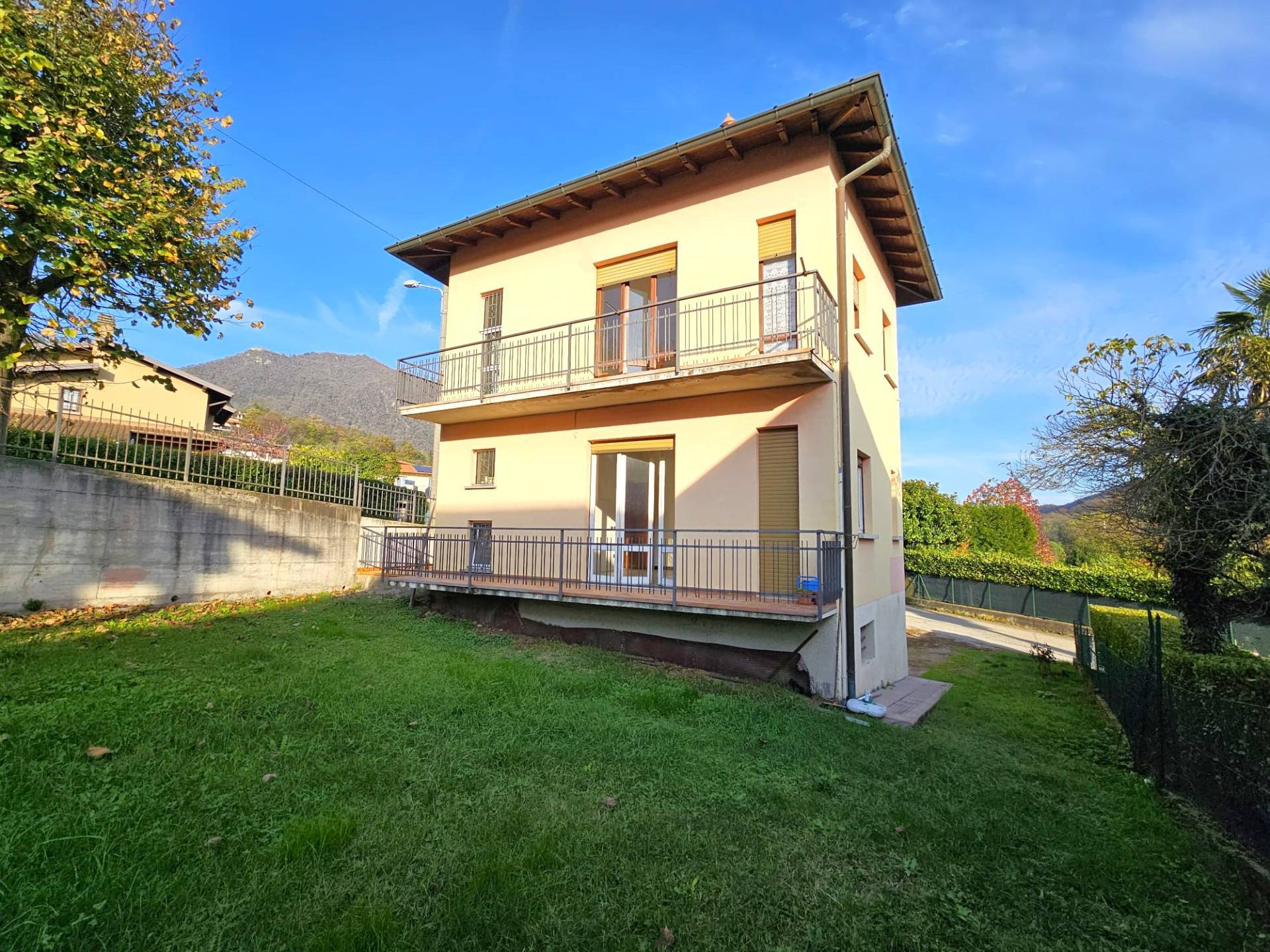 Casa indipendente in vendita a Laveno-mombello (VA)