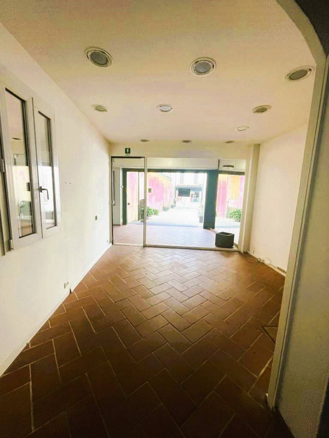 Locale commerciale in affitto a Luino