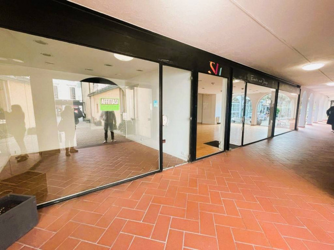 Locale commerciale in affitto a Luino