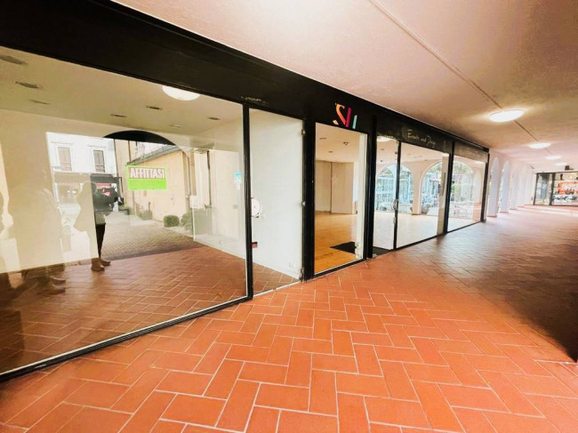 Locale commerciale in affitto a Luino