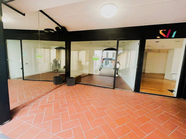 Locale commerciale in affitto a Luino