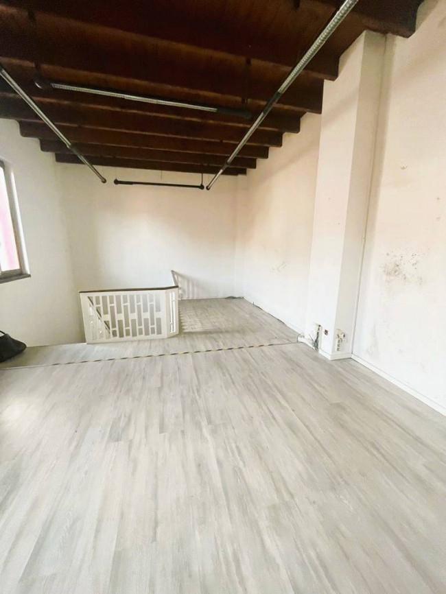 Locale commerciale in affitto a Luino