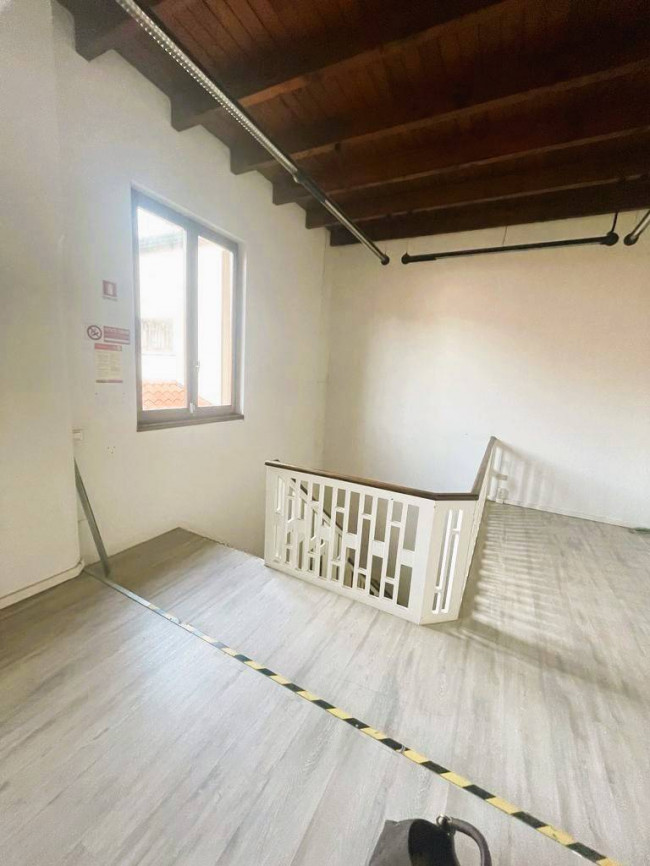 Locale commerciale in affitto a Luino