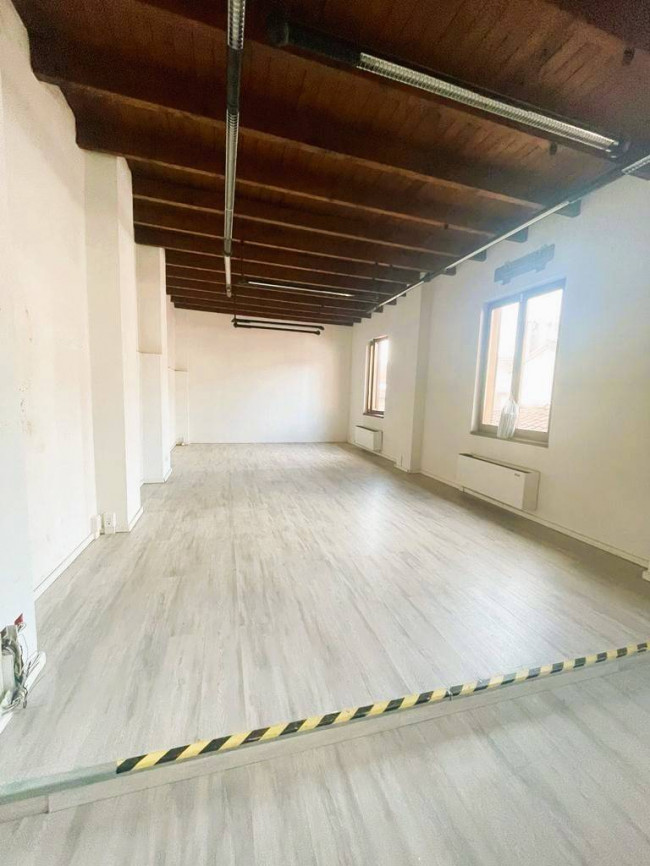 Locale commerciale in affitto a Luino