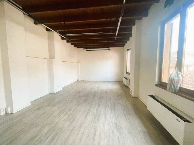 Locale commerciale in affitto a Luino