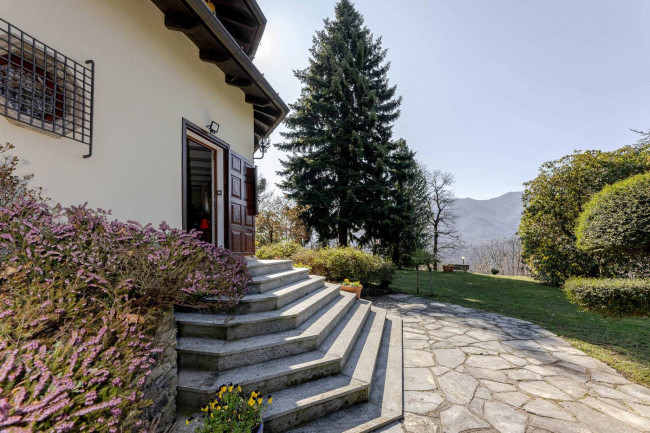 Villa in vendita a Montegrino Valtravaglia